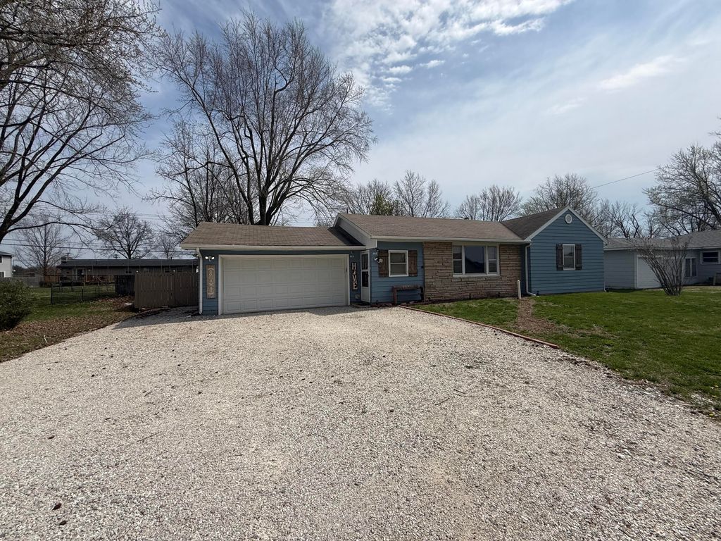 906 S ALLEN ST, Centralia, MO 65240