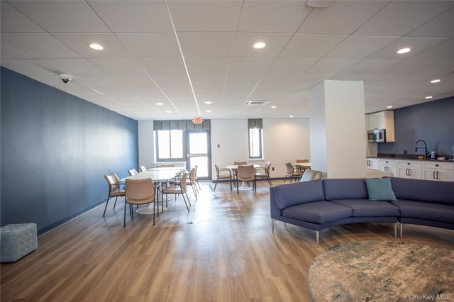 100 W Broadway 3-D, Long Beach, NY 11561