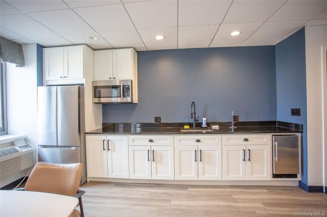 100 W Broadway 3-D, Long Beach, NY 11561
