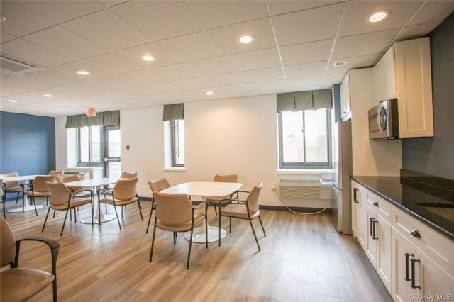 100 W Broadway 3-D, Long Beach, NY 11561