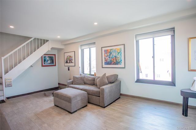 100 W Broadway 3-D, Long Beach, NY 11561