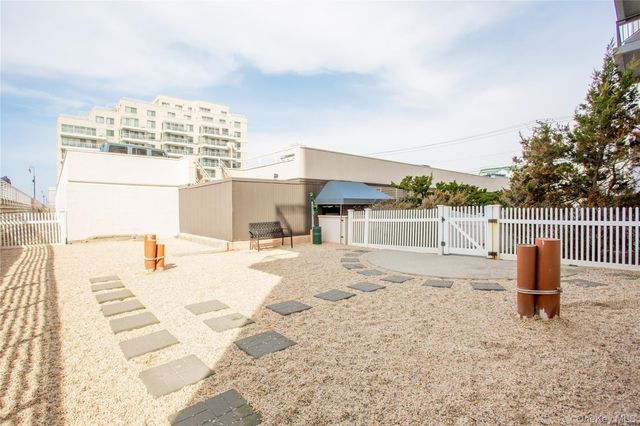 100 W Broadway 3-D, Long Beach, NY 11561