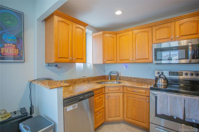 100 W Broadway 3-D, Long Beach, NY 11561