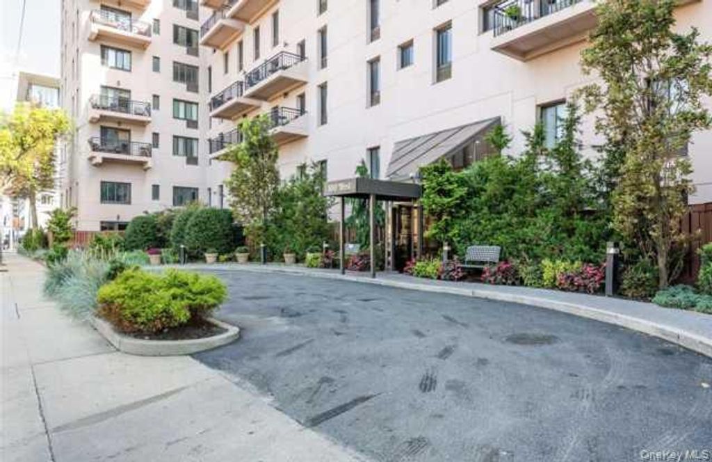 100 W Broadway 3-D, Long Beach, NY 11561