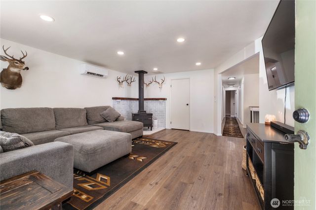 408 Cothary ST, Wilkeson, WA 98396