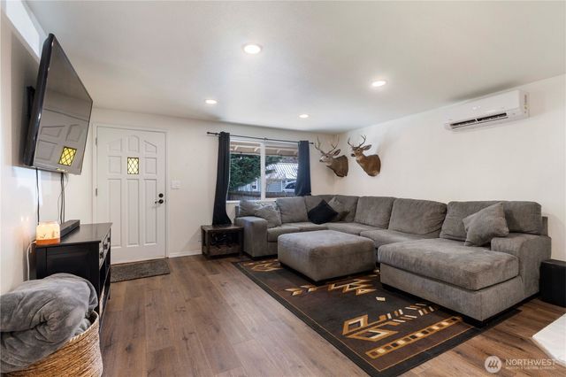 408 Cothary ST, Wilkeson, WA 98396