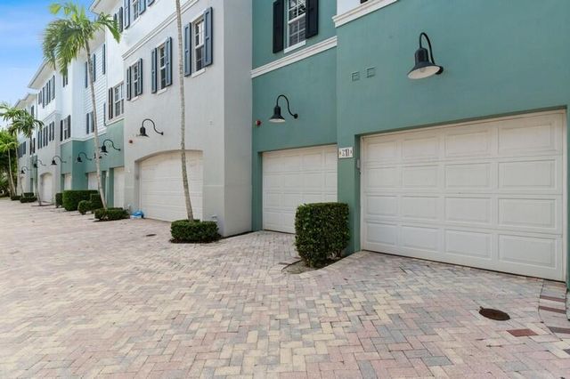 310 E Mallory Circle, Delray Beach, FL 33483