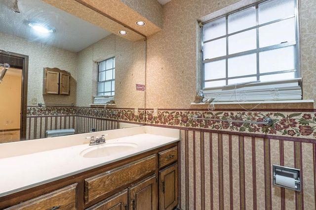 9 N Gilpin Avenue, Shawnee, OK 74804
