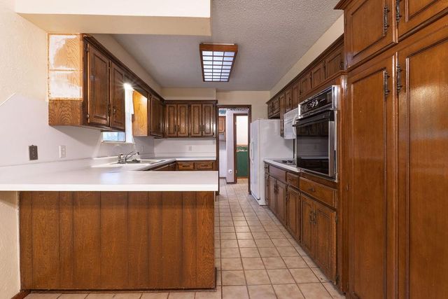 9 N Gilpin Avenue, Shawnee, OK 74804
