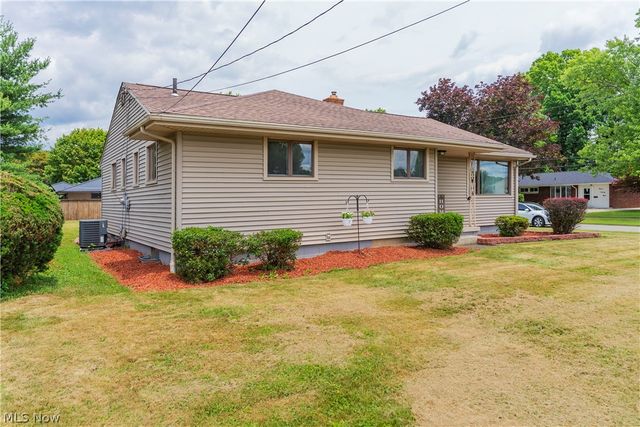 2163 Hollywood Street NE, Warren, OH 44483