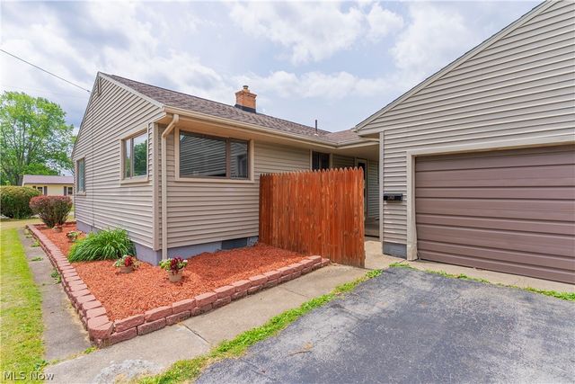 2163 Hollywood Street NE, Warren, OH 44483
