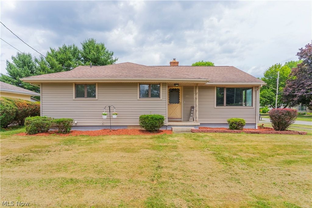 2163 Hollywood Street NE, Warren, OH 44483