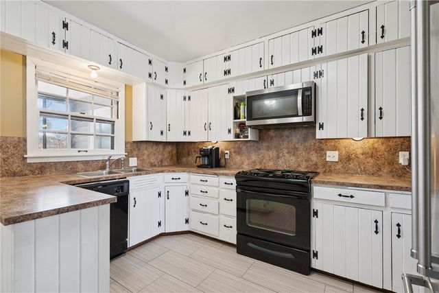 2421 10th Ave SW, Cedar Rapids, IA 52404