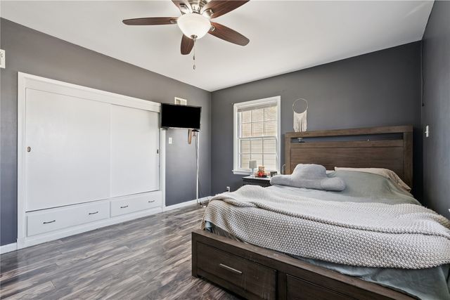 2421 10th Ave SW, Cedar Rapids, IA 52404