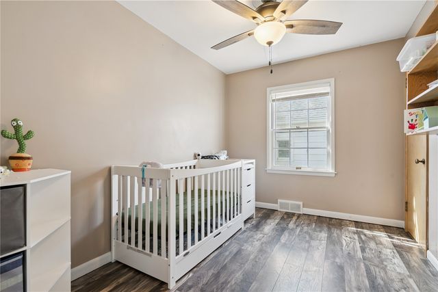 2421 10th Ave SW, Cedar Rapids, IA 52404