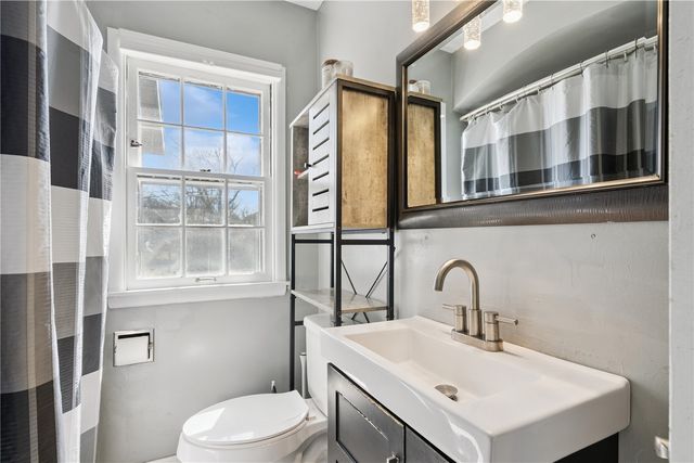 2421 10th Ave SW, Cedar Rapids, IA 52404