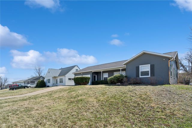 2421 10th Ave SW, Cedar Rapids, IA 52404