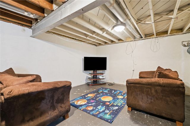 2421 10th Ave SW, Cedar Rapids, IA 52404