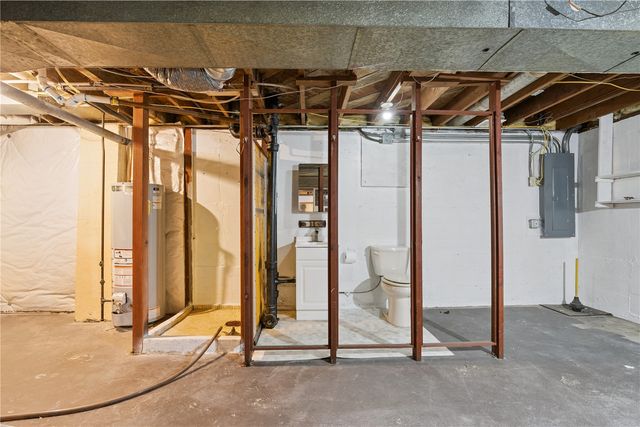 2421 10th Ave SW, Cedar Rapids, IA 52404