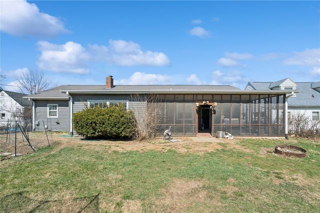 2421 10th Ave SW, Cedar Rapids, IA 52404