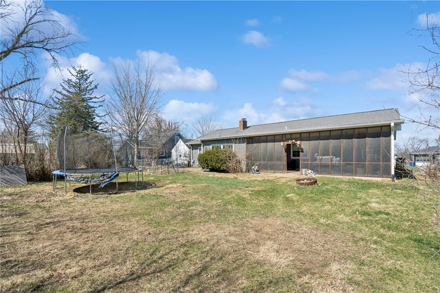 2421 10th Ave SW, Cedar Rapids, IA 52404