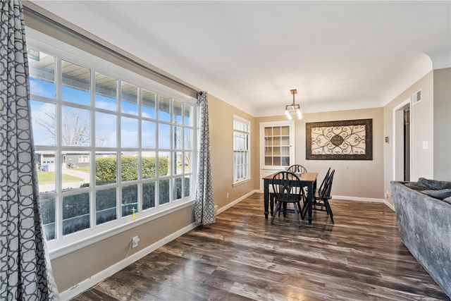 2421 10th Ave SW, Cedar Rapids, IA 52404