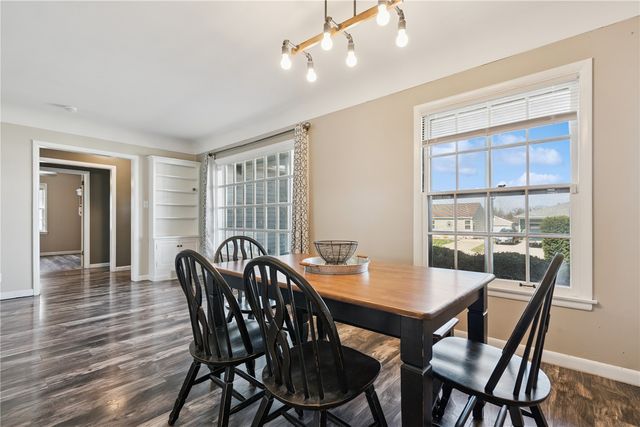 2421 10th Ave SW, Cedar Rapids, IA 52404