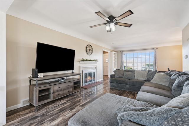 2421 10th Ave SW, Cedar Rapids, IA 52404