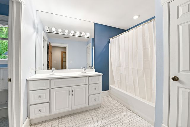 215 58th Street, Clarendon Hills, IL 60514