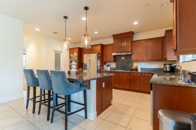 563 Mesa Drive S, Madera, CA 93636