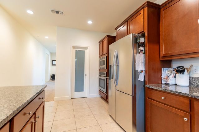 563 Mesa Drive S, Madera, CA 93636