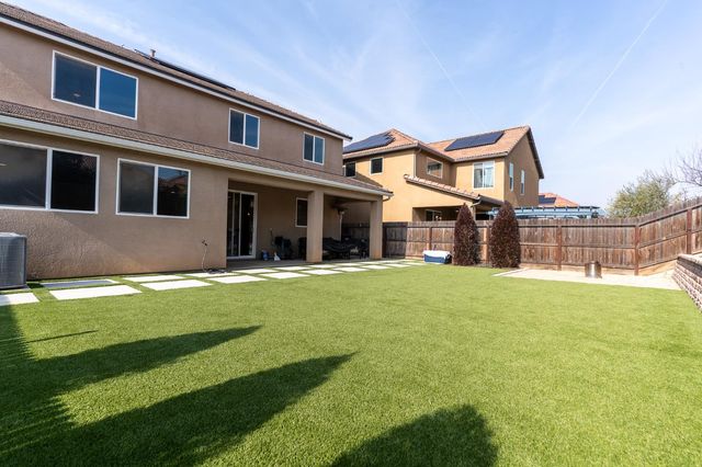 563 Mesa Drive S, Madera, CA 93636