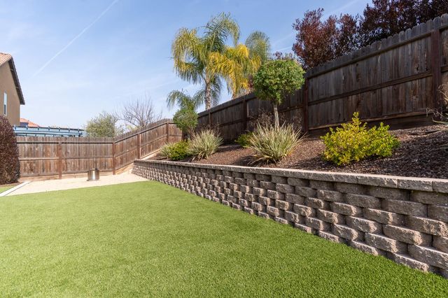 563 Mesa Drive S, Madera, CA 93636