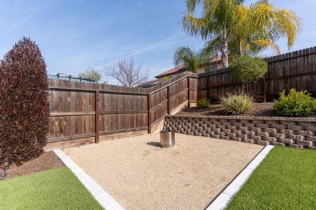 563 Mesa Drive S, Madera, CA 93636