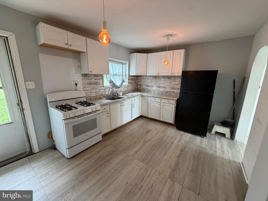 1112 W RIDGE RD, MARCUS HOOK, PA 19061 — photo 3
