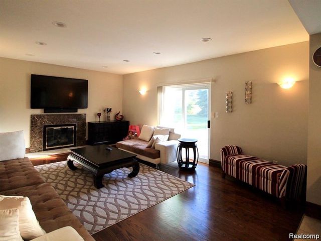 5363 English Drive, Troy, MI 48085