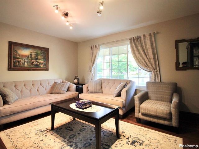5363 English Drive, Troy, MI 48085