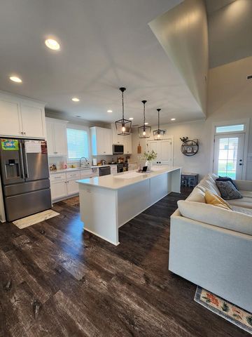 301 Oconee Dr, Midland City, AL 36350