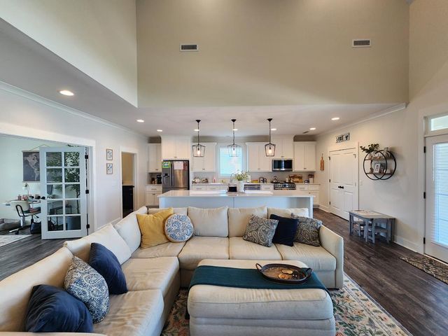 301 Oconee Dr, Midland City, AL 36350