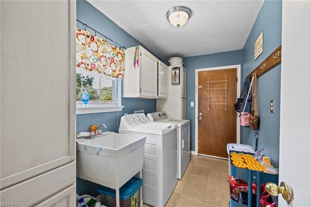 549 Prince Of Wales DR, Virginia Beach, VA 23452