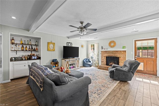 549 Prince Of Wales DR, Virginia Beach, VA 23452
