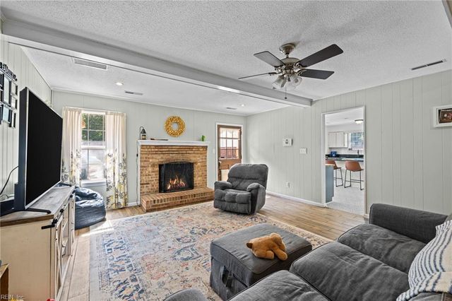 549 Prince Of Wales DR, Virginia Beach, VA 23452