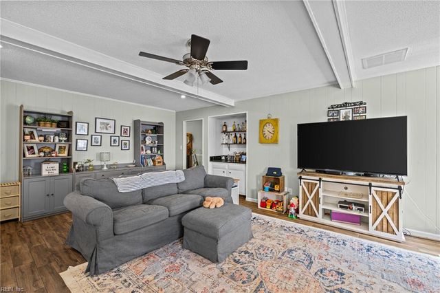 549 Prince Of Wales DR, Virginia Beach, VA 23452