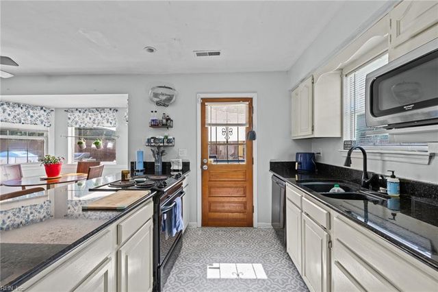 549 Prince Of Wales DR, Virginia Beach, VA 23452