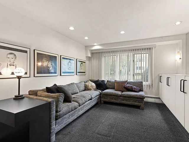 19 Selwyn Rd, Newton, MA 02461