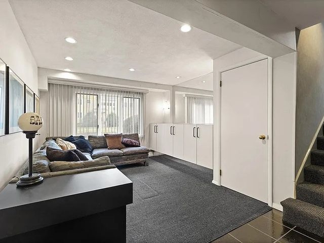 19 Selwyn Rd, Newton, MA 02461