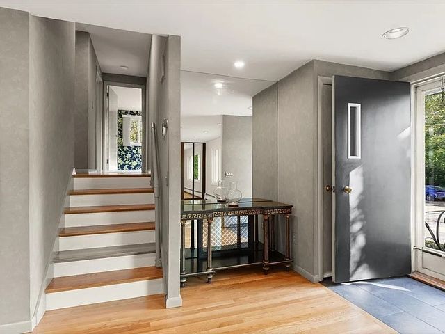 19 Selwyn Rd, Newton, MA 02461