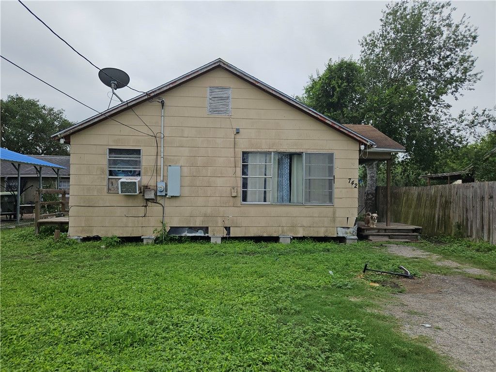 742 W 1st St., Alice, TX 78332