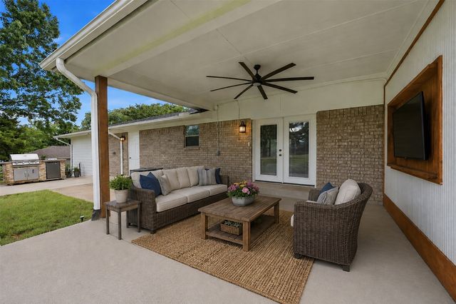 104 Kiowa Drive W, Gainesville, TX 76240