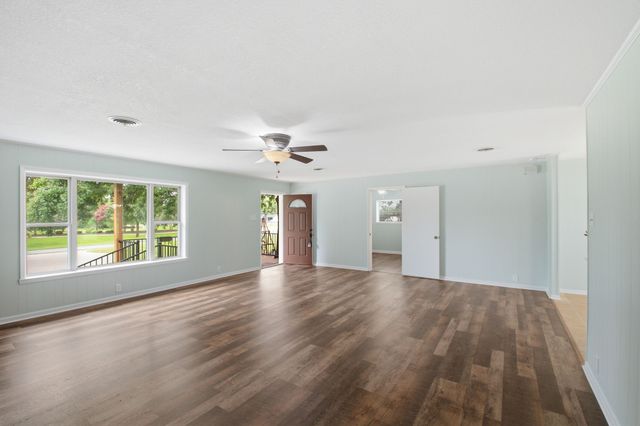 104 Kiowa Drive W, Gainesville, TX 76240